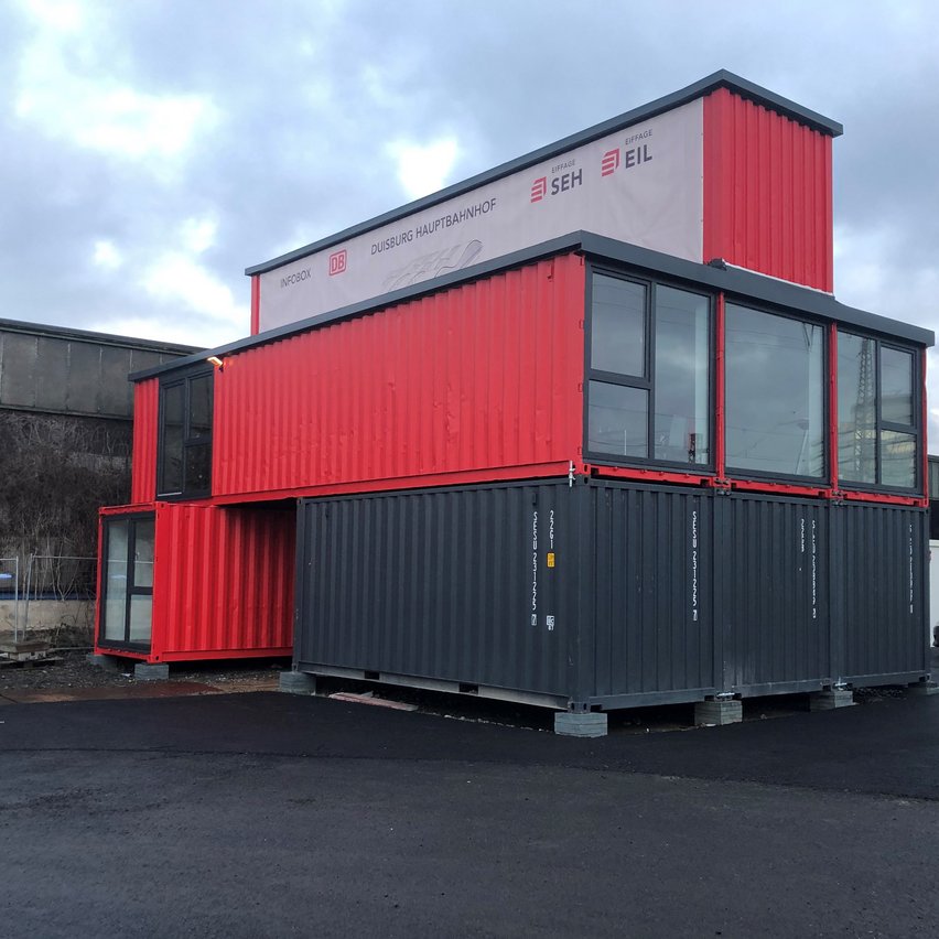 Rote Containerburg mit großen weißer Logowand