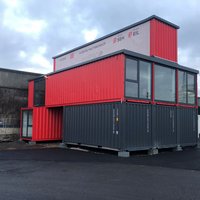 Rote Containerburg mit großen weißer Logowand