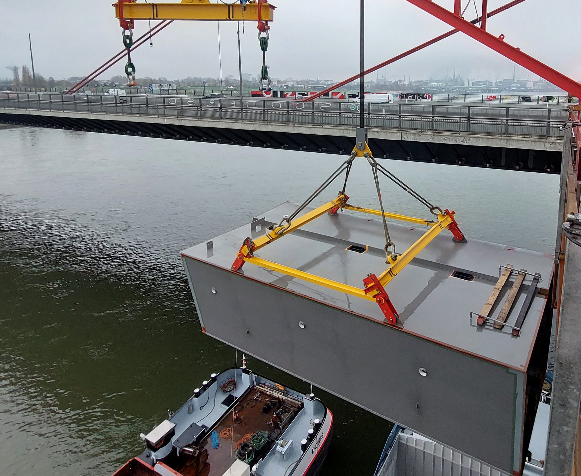 Kran transportiert Brückenbauteil