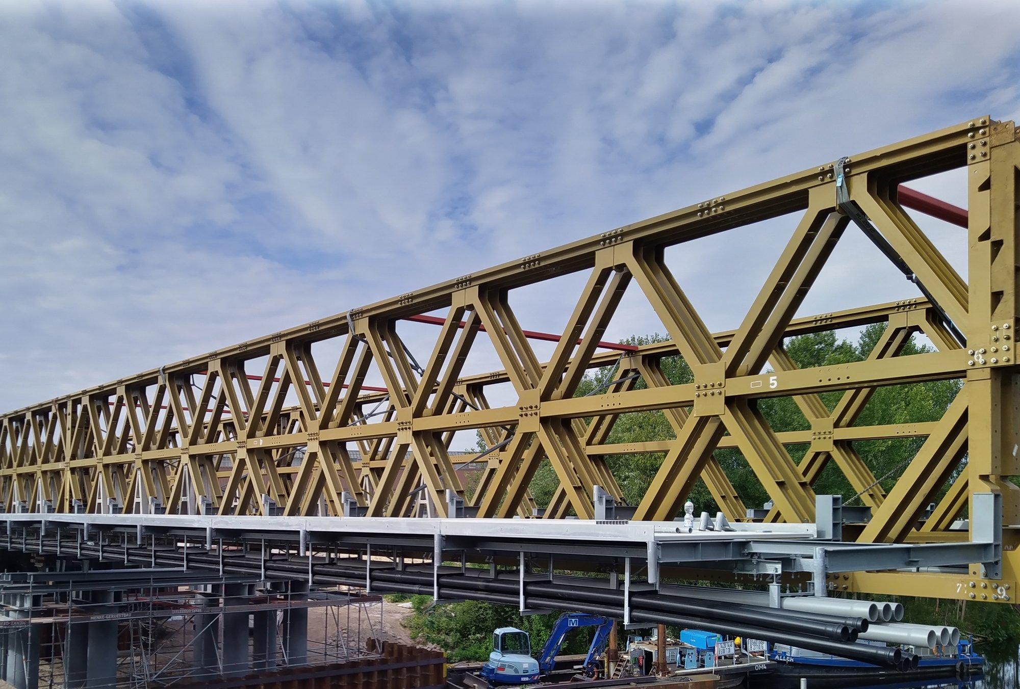 Behelfsbrücke aus Stahlkonstruktion bei Tageslicht