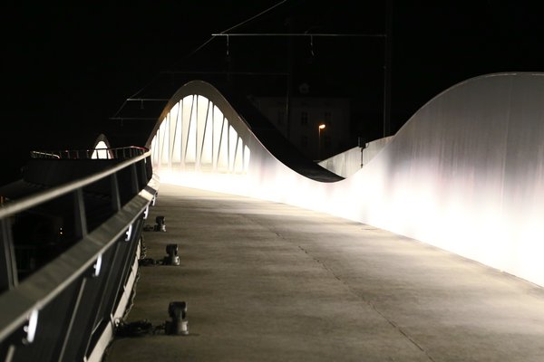 Kienlesbergbrücke beleuchtet bei Nacht