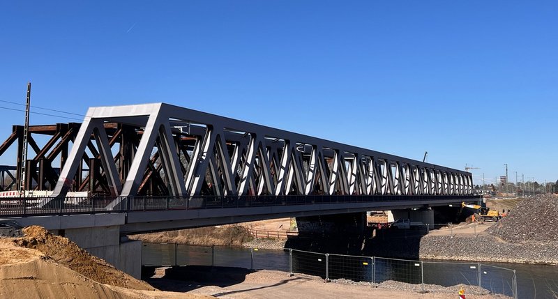 Seitenansicht der Brücke bei strahlendem Wetter