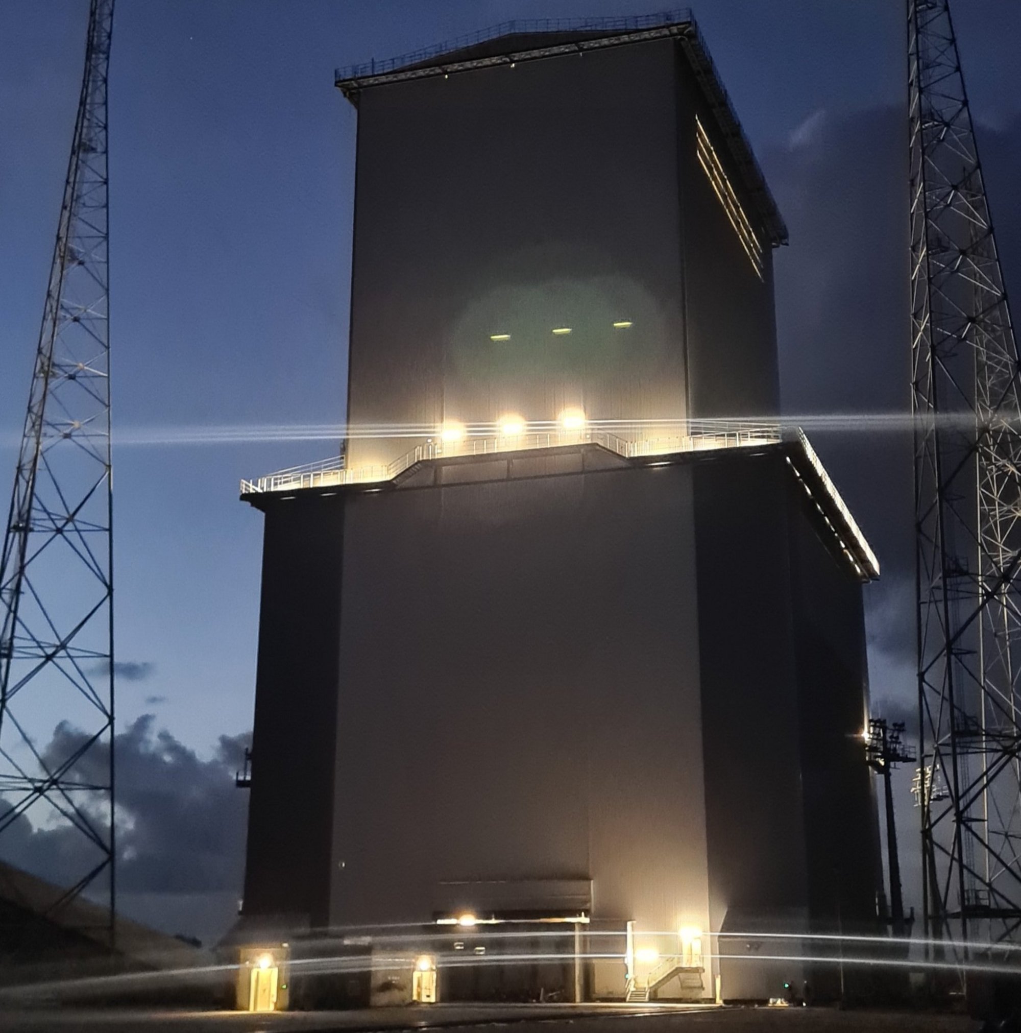 Raketengarage & Montagehalle für die Ariane 6 bei Abend