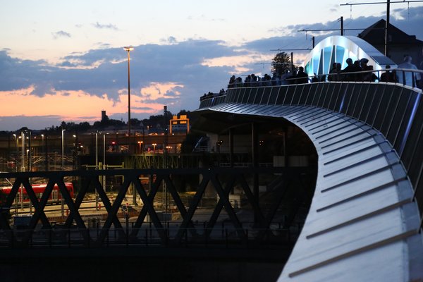  Kienlesbergbrücke und Umgebung beleuchtet bei Dämmerung