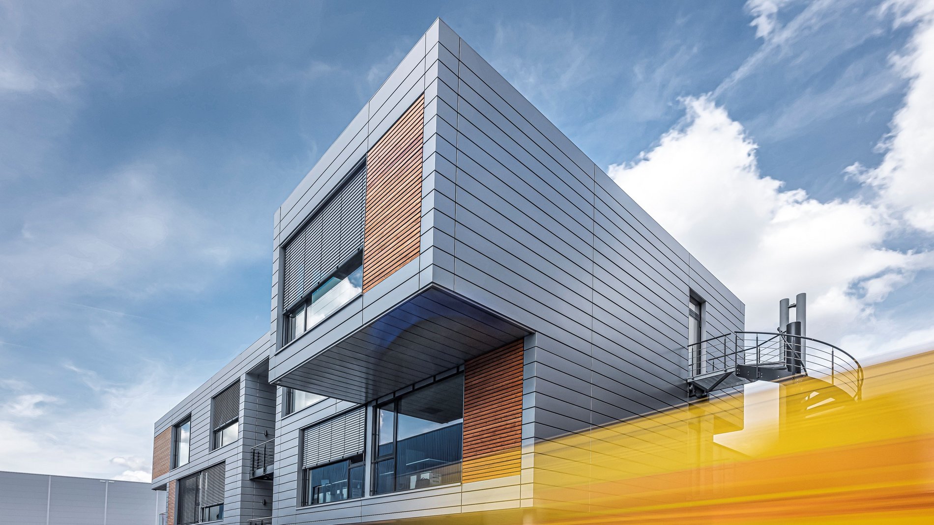 modernes Bürogebäude namens "Space Cube"