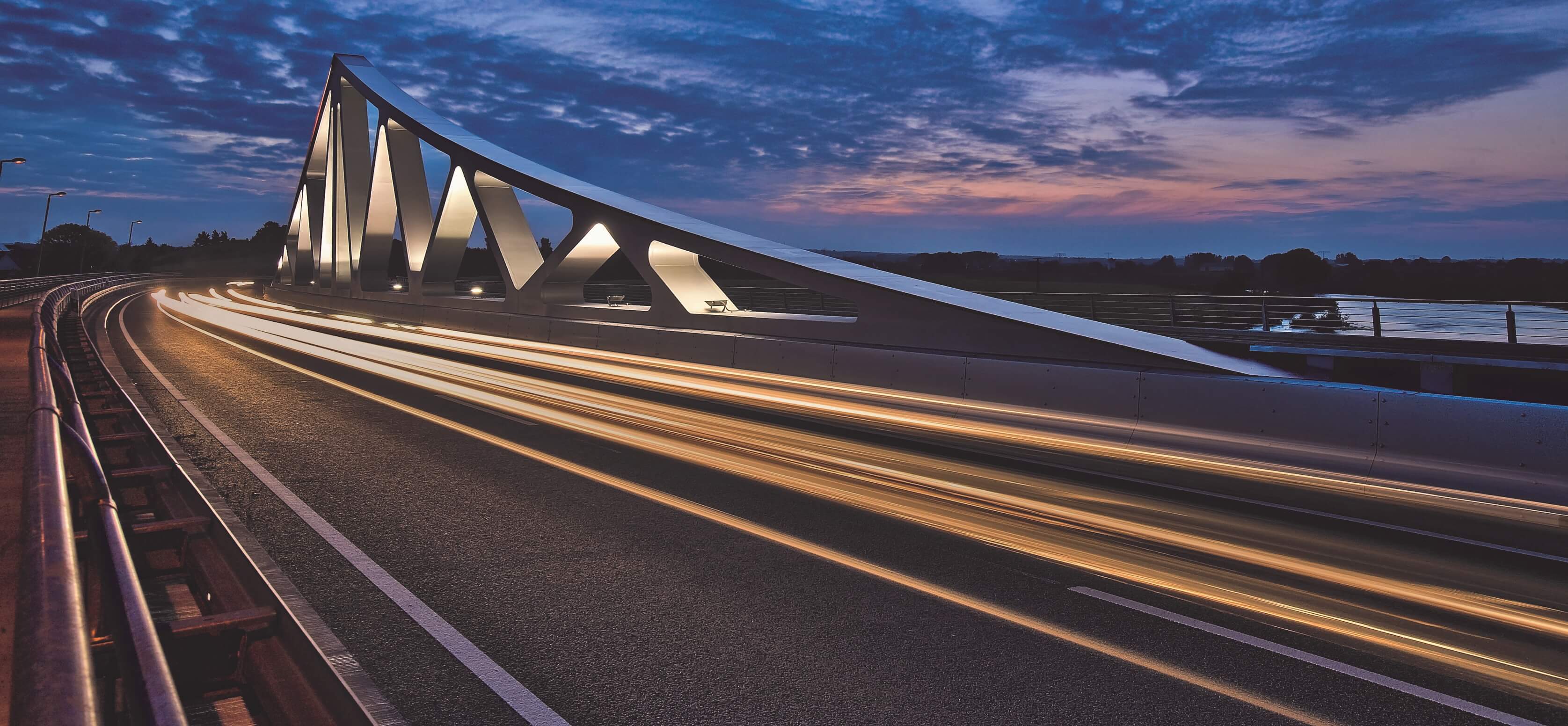 Muldebrücke in Wurzen bei Abendlicht mit Beleuchtung