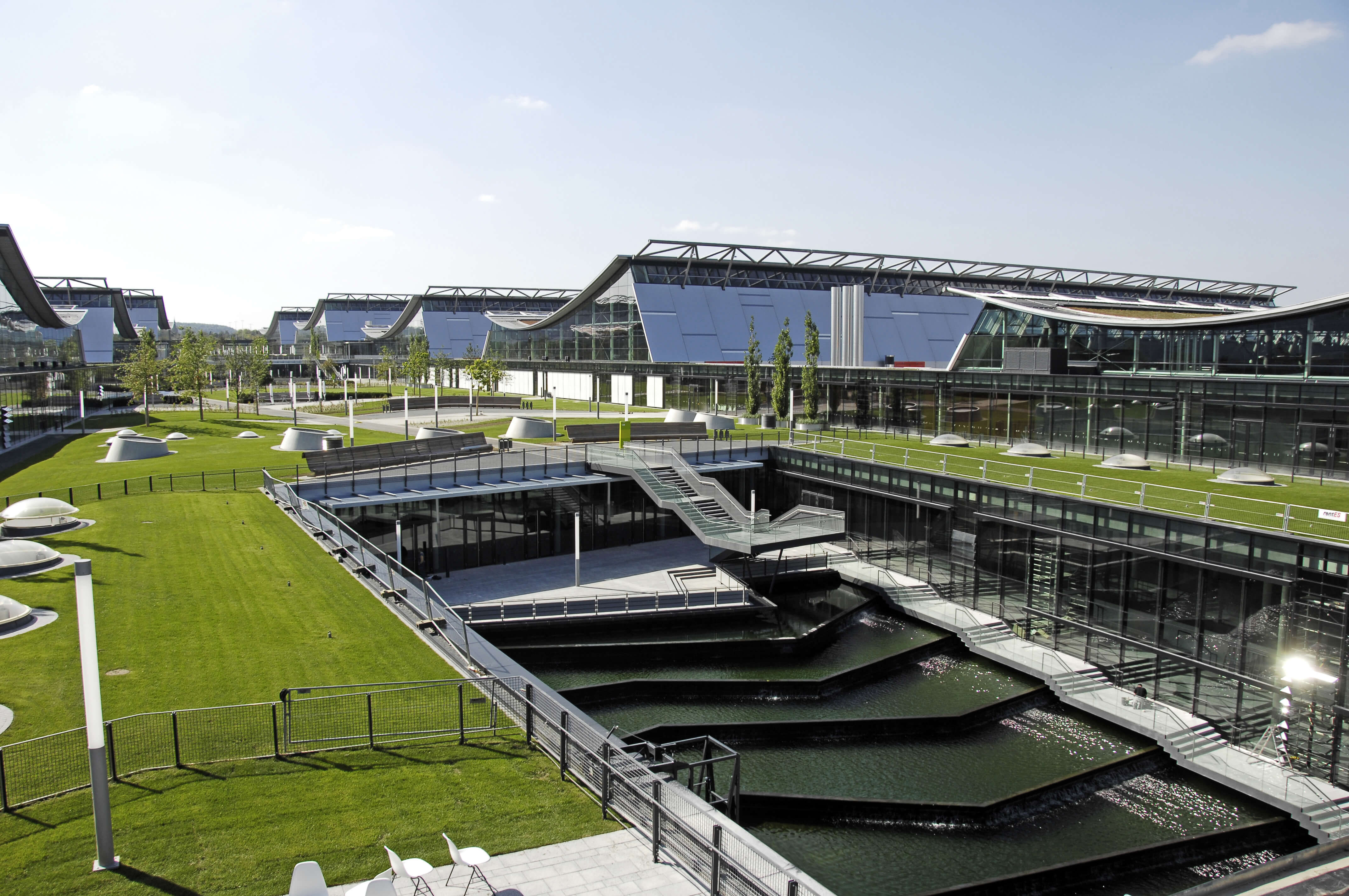 Messehallen, Stuttgart, bei Tageslicht