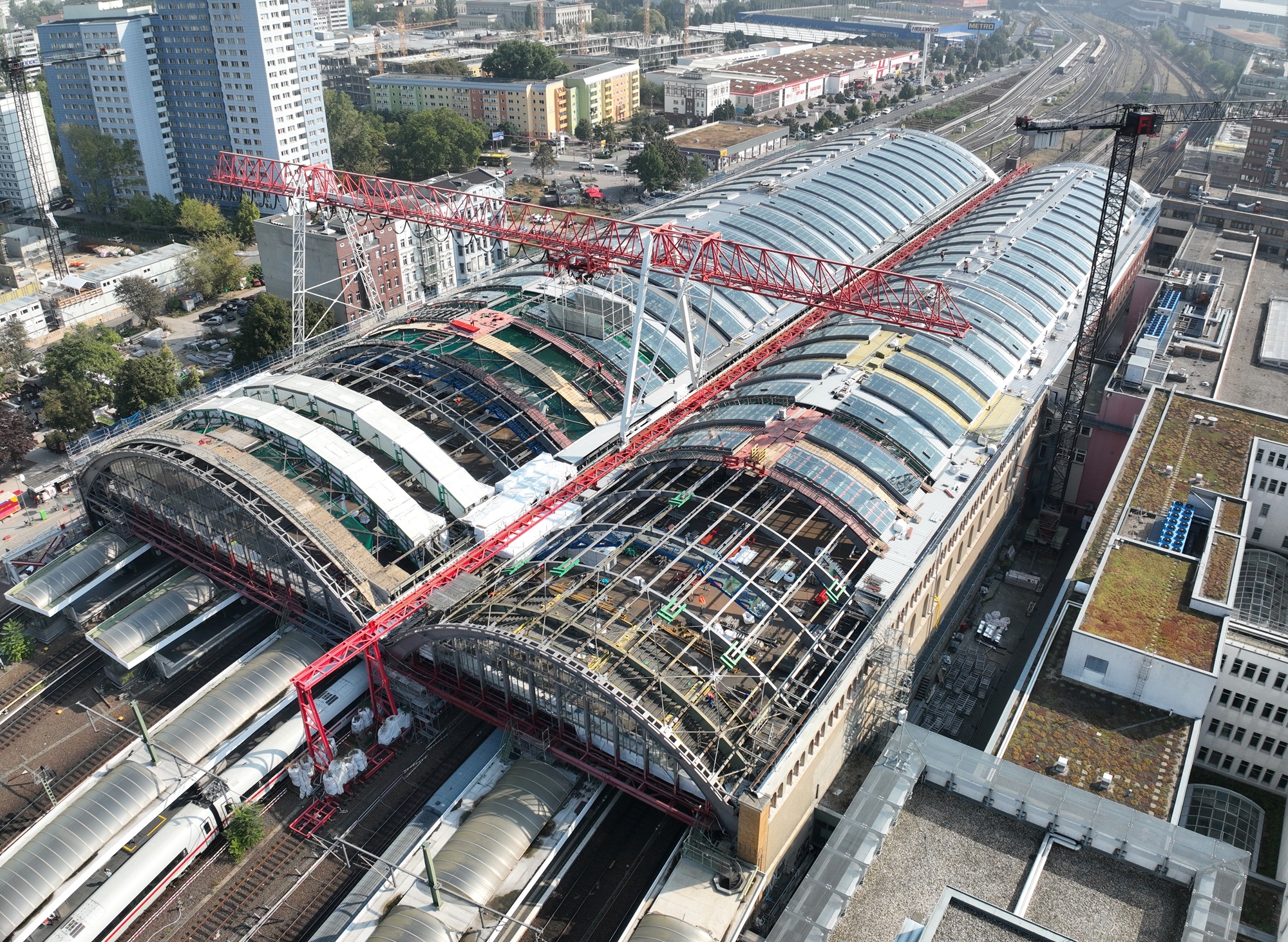 Berlin Ostbahnhof Hallendächer bei Tageslicht