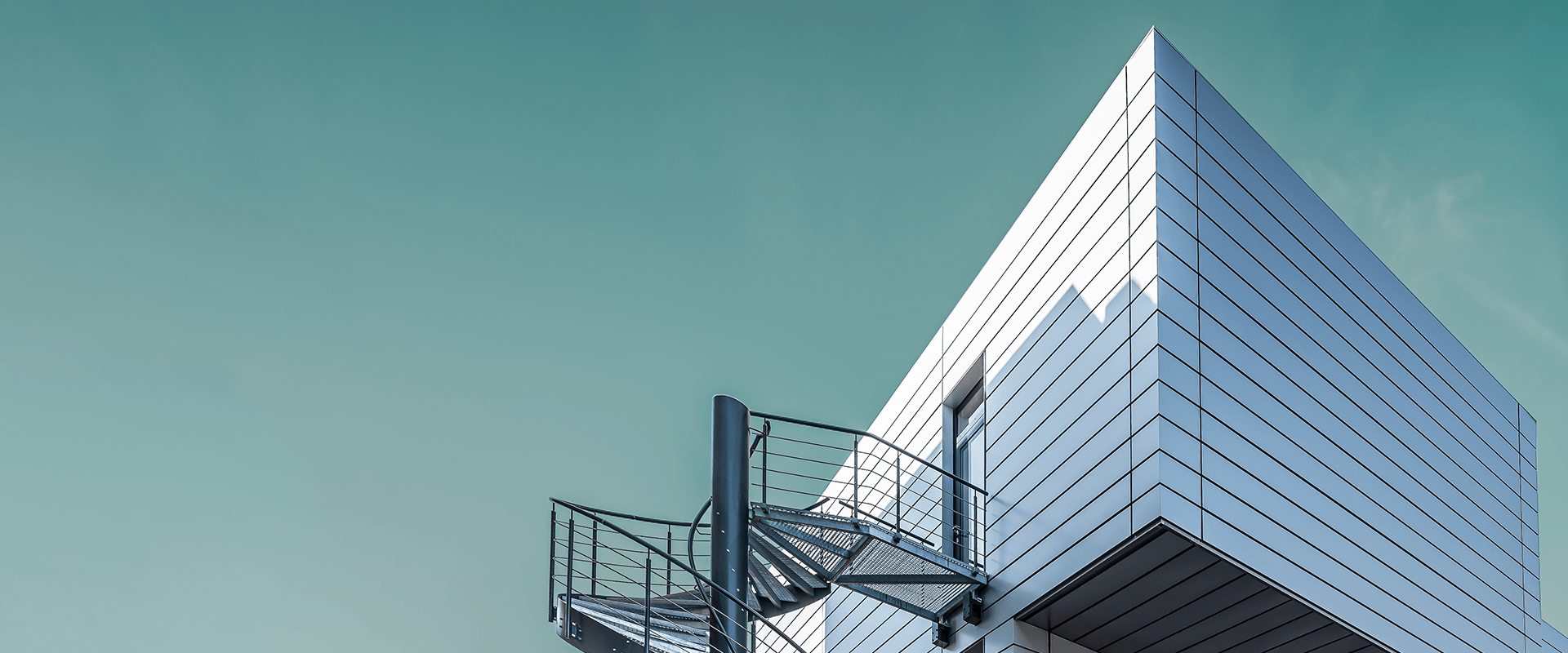 Treppe nach oben ins weiße Gebäude