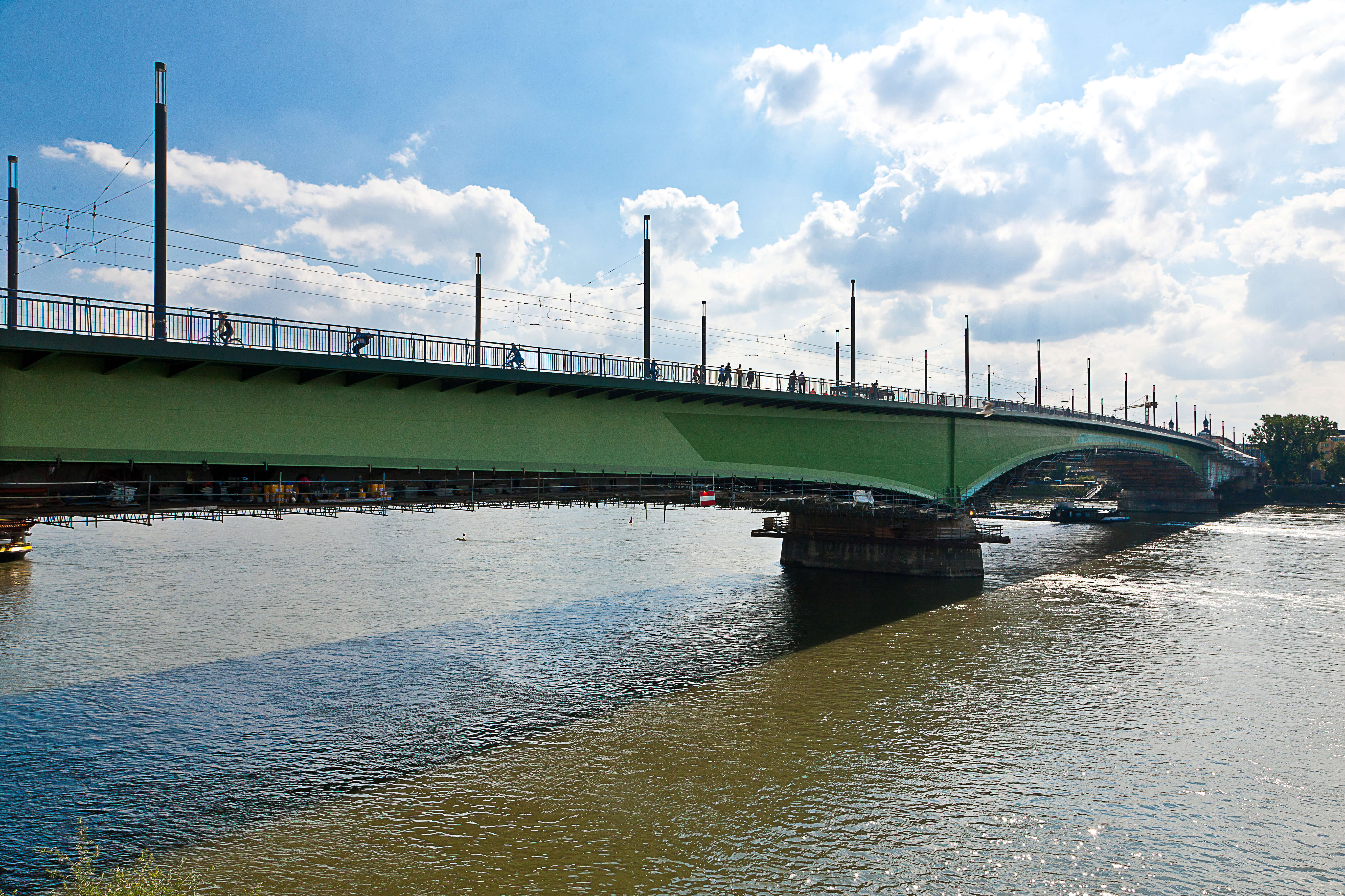Kennedy Brücke in Bonn bei Tageslicht