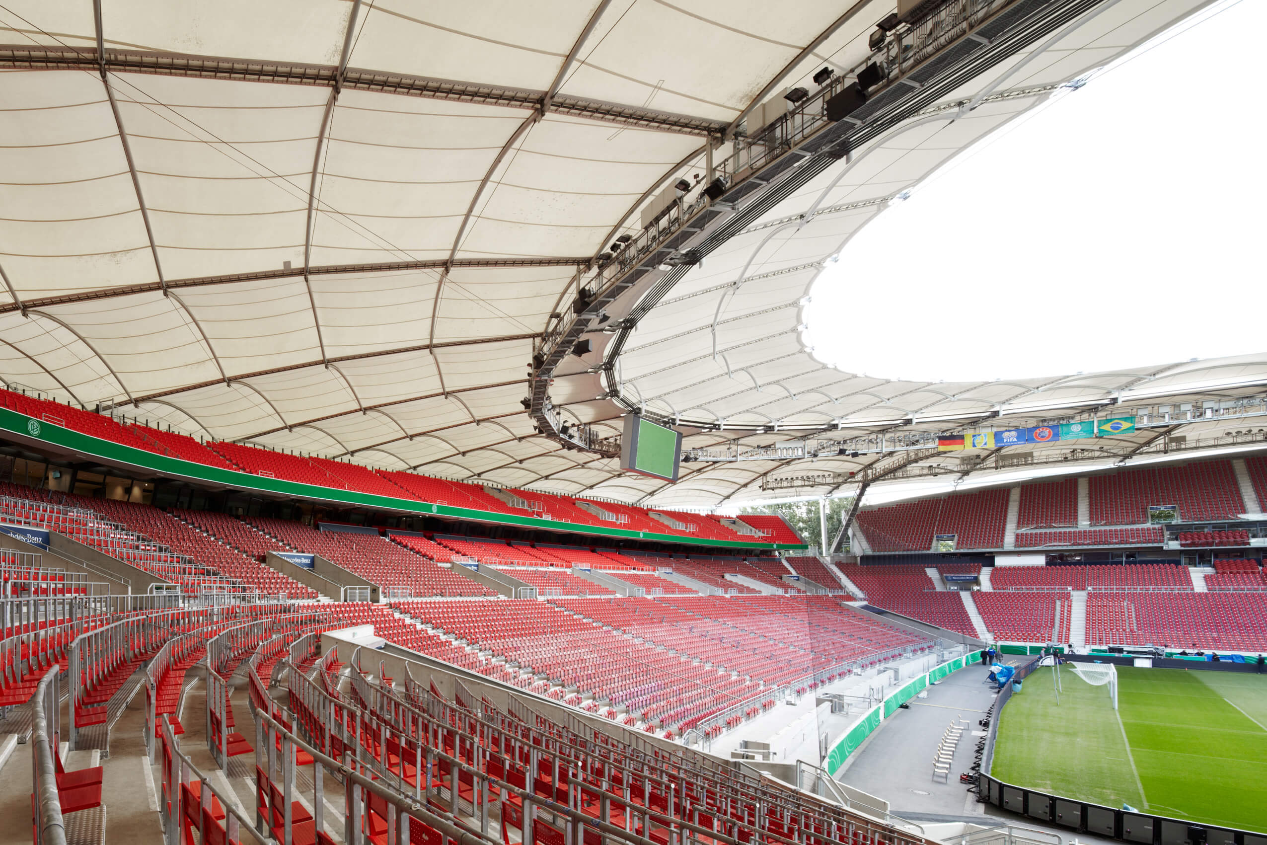 Innenansicht mit Blick auf Tribüne der Mercedes-Benz-Arena, Stuttgart